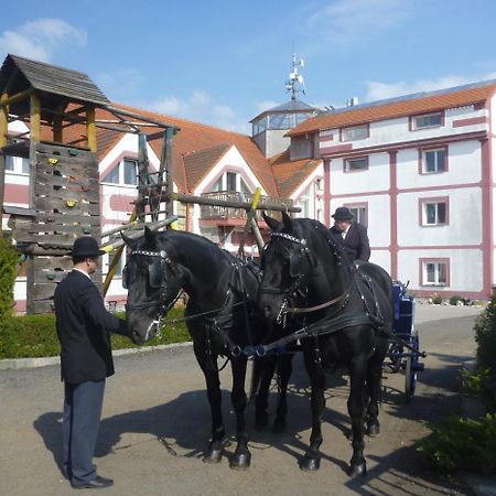 Famozclub Hotel Bakov nad Jizerou Eksteriør billede